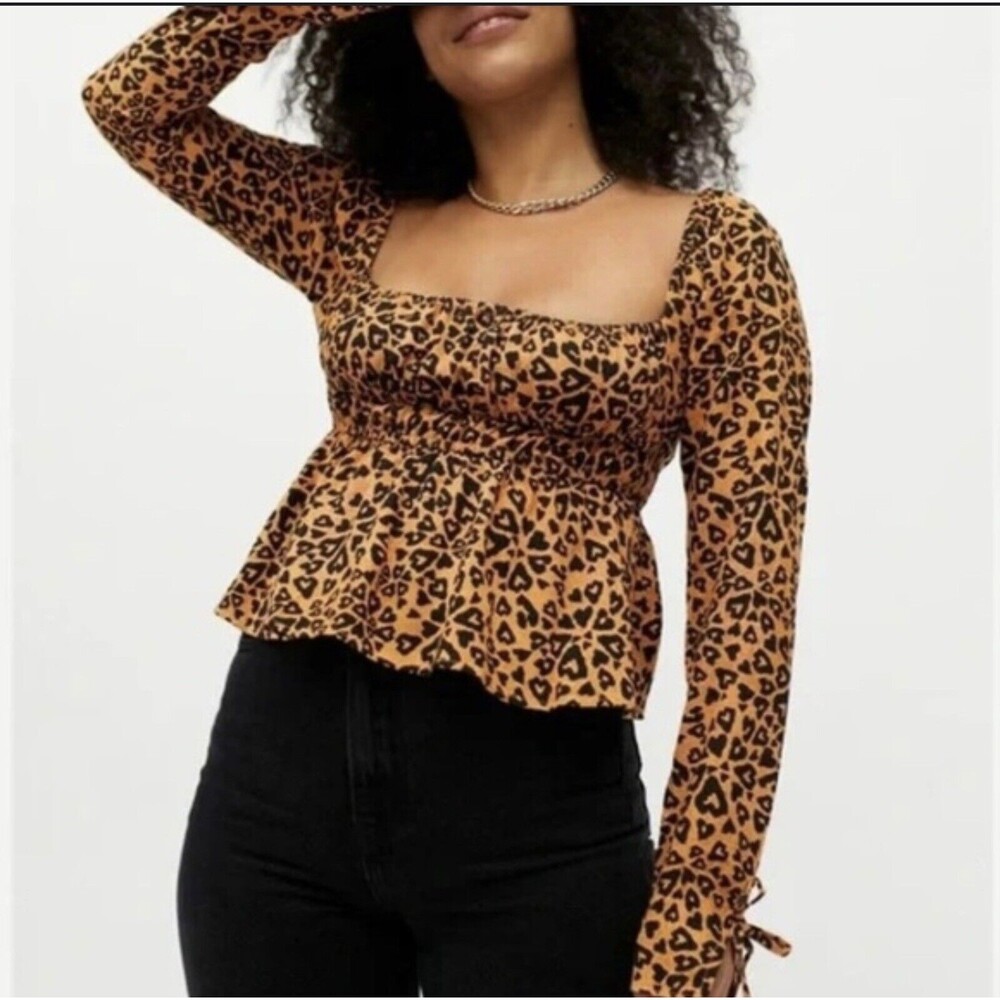 Urban Outfitters Women’s Cropped Cheetah Top  Size M.     LTOP575